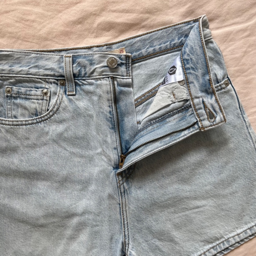 Levi's Light Wash Denim Jean Shorts - Picture 8 of 12